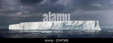 Gigantischer tafel-geformter Eisberg im Antarctic Sound im Norden Spitze der Antarktischen Halbinsel Stockfoto