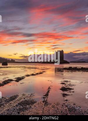 Sonnenuntergang über Loch Linnhe und Castle Stalker, Appin, Schottland Stockfoto