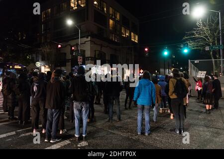 Seattle, USA. Dezember 2020. Protestierende marschieren bei der Black Action Coalition Cancel Rent Protest vor dem East Police Precinct auf dem Capitol Hill in der frühen Nacht. Etwa 14 Millionen Amerikaner stehen vor Zwangsräumung, wenn das Mietmoratorium Ende des Jahres ausläuft. Covid 19 Schließungen haben Millionen gezwungen, Miete für aufeinanderfolgende Monate in den Vereinigten Staaten zu verpassen. Quelle: James Anderson/Alamy Live News Stockfoto