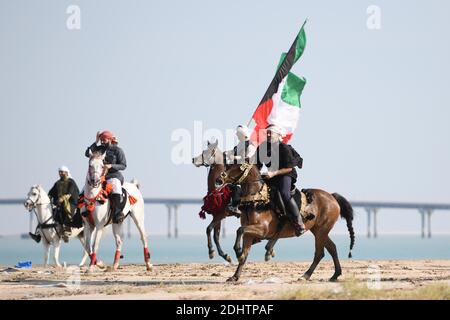 Jahra Governorate, Kuwait. Dezember 2020. Menschen reiten auf Pferden während einer Reitshow in Jahra Governorate, Kuwait, 11. Dezember 2020. Kuwaitische arabische Pferdebesitzer veranstalteten am Freitag in der Wüste von Jahra Governorate von Kuwait eine Reitshow, um die arabische Reittradition vorzustellen. Kredit: Ghazy Qaffaf/Xinhua/Alamy Live Nachrichten Stockfoto