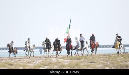 Jahra Governorate, Kuwait. Dezember 2020. Menschen reiten auf Pferden während einer Reitshow in Jahra Governorate, Kuwait, 11. Dezember 2020. Kuwaitische arabische Pferdebesitzer veranstalteten am Freitag in der Wüste von Jahra Governorate von Kuwait eine Reitshow, um die arabische Reittradition vorzustellen. Kredit: Ghazy Qaffaf/Xinhua/Alamy Live Nachrichten Stockfoto