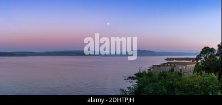 Ein Panoramablick auf die Küste von Galicien und Fisterra Mit Hafen bei Sonnenuntergang unter Vollmond Stockfoto