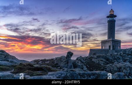 Ein Panoramablick auf den Punta Nariga Leuchtturm bei Sonnenuntergang Stockfoto