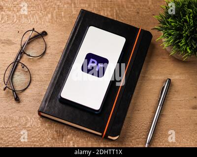 Assam, indien - 20. Dezember 2020 : Adobe Premiere Pro-Logo auf Handy-Bildschirm Stock Bild. Stockfoto