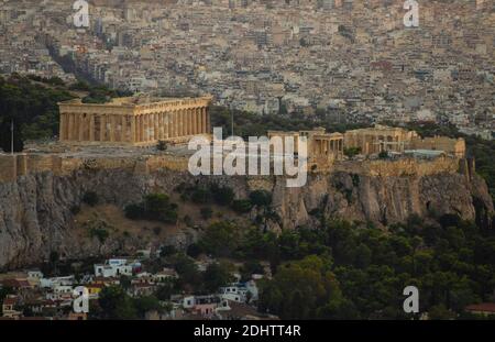 Die antike Akropolis und Parthenon vom Lycabettus-Hügel im Zentrum Athens gesehen - Foto: Geopix Stockfoto