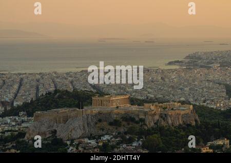 Die antike Akropolis und Parthenon vom Lycabettus-Hügel im Zentrum Athens gesehen - Foto: Geopix Stockfoto