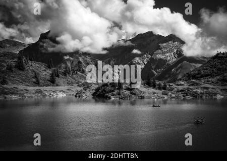 Typische Schweizer Landschaft am Tuebsee in der Schweiz in schwarz Und weiß Stockfoto