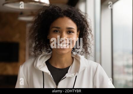 Porträt einer lächelnden afroamerikanischen Frau Stockfoto