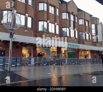 11. Dezember 2020 - Harrow UK: Blick auf soziale Distanzierungsbarrieren außerhalb von Primark Stockfoto