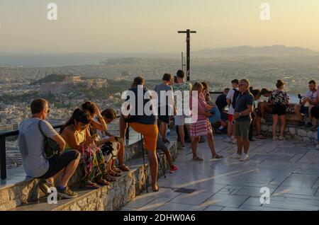 Touristen machen Schnappschüsse auf ihren Smartphones am Aussichtspunkt auf dem Lycabettus-Hügel im Zentrum Athens Griechenland - Foto: Geopix Stockfoto