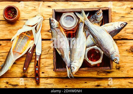 Sonnengetrockneter Fisch, gesalzener Fisch für Bier auf altem Holztisch Stockfoto