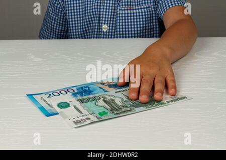 Das Kind erhielt Geld vom Staat während des Coronavirus Punkt Stockfoto