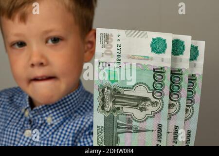 Das Kind erhielt Geld vom Staat während des Coronavirus Punkt Stockfoto