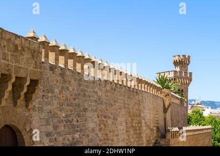 Almudaina Palast Außenwände mit Verteidigung Bastion gegen den blauen Himmel, Palma de Mallorca, Balearen, Spanien. Reiseziel Stockfoto