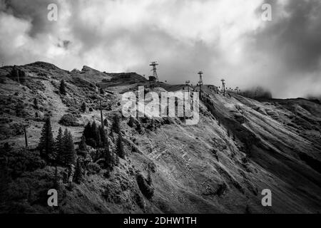 Titlis Seilbahn in Engelberg Schweiz in schwarz und weiß Stockfoto