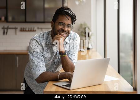 Porträt eines lächelnden Biracial Mann mit Laptop Stockfoto