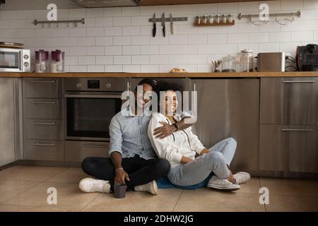 Portrait von lächelnden Biracial paar Mieter entspannen in der Küche Stockfoto