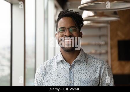 Headshot Porträt von lächelnden biracial Mann posiert Stockfoto