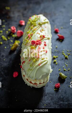 Süße Ecolirs mit trockenen Pistazien und Erdbeeren auf Backblech Stockfoto