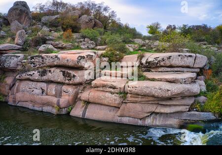 Ein kleiner schneller Wasserfall Kamenka in der Wildnis im Abendlicht in der Ukraine. Stockfoto