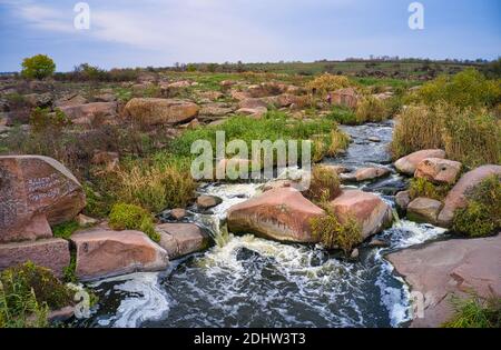 Ein kleiner schneller Wasserfall Kamenka in der Wildnis im Abendlicht in der Ukraine. Stockfoto