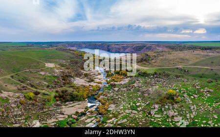 Der kleine schnelle Strom Kamenka in der Wildnis im Abendlicht in der Ukraine. Luftaufnahme der Panorama-Drohne Stockfoto