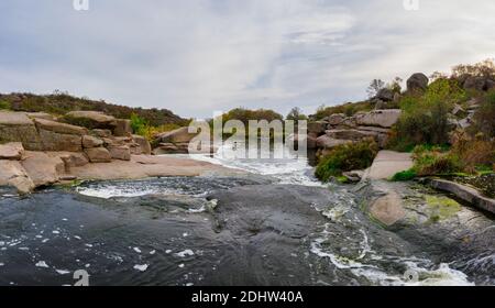 Ein kleiner schneller Wasserfall Kamenka in der Wildnis im Abendlicht in der Ukraine. Stockfoto
