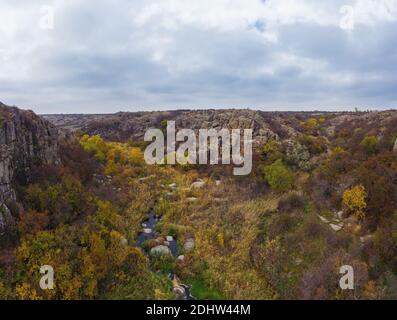 Der kleine schnelle Strom Kamenka in der Wildnis im Abendlicht in der Ukraine. Luftaufnahme der Panorama-Drohne Stockfoto