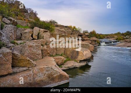 Ein kleiner schneller Wasserfall Kamenka in der Wildnis im Abendlicht in der Ukraine. Stockfoto