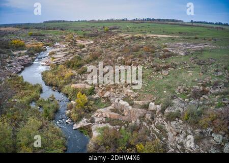 Der kleine schnelle Strom Kamenka in der Wildnis im Abendlicht in der Ukraine. Luftaufnahme der Panorama-Drohne Stockfoto