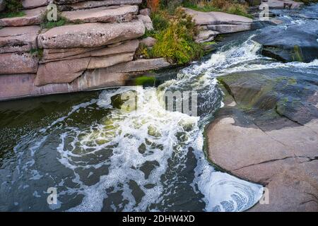 Ein kleiner schneller Wasserfall Kamenka in der Wildnis im Abendlicht in der Ukraine. Stockfoto