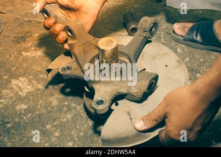 Auto Mechanic oder Auto Mechanic Show Steel Rod für Rad Ausbau der Lagernabe in der Zoom-Ansicht im Vintage-Ton Stockfoto