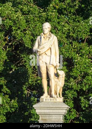 Marmorstatue von Robert Burns und seinem Hund von Giovanni Udney im Ballarat Botanical Gardens - Ballarat, Victoria, Australien Stockfoto