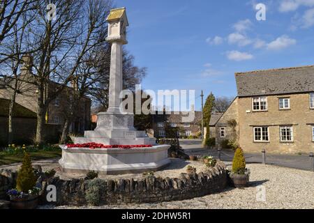 War Memorial in Bampton, Oxfordshire, Großbritannien, ein hübsches Dorf in den Cotswolds. Stockfoto