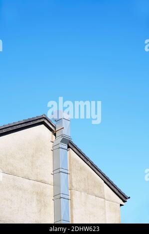 Schornstein Schornstein zu gebäudeaußenwand Edelstahl aus der Auspuffanlage Kesselanlage Zimmer Feste Stockfoto