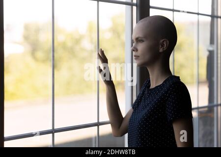 Close up unglücklich krank haarlose Frau in Gedanken verloren Stockfoto