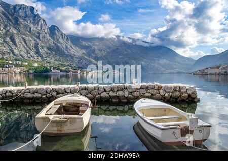 Blick auf Dubrota und St. Mathias Kirche mit Fischerbooten im Vordergrund, Kotor Bay von Flavia Brilli Stockfoto