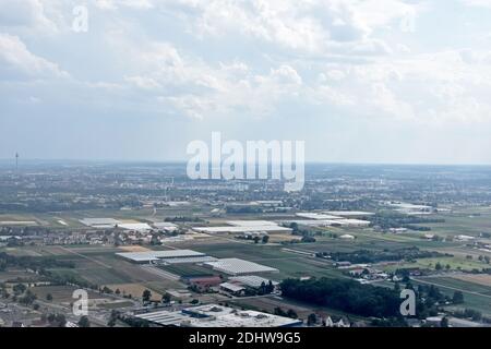 Luftaufnahme der Stadt vom Flugzeug aus. Stockfoto