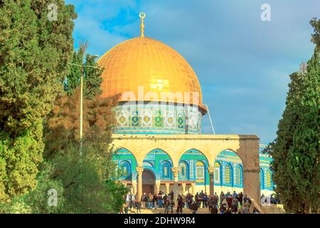 Jerusalem, Israel - 2. Jan 2020: Nahaufnahme des Felsendoms des islamischen Schreins auf dem Tempelberg in der Altstadt von Jerusalem in Israel. Auch Stockfoto