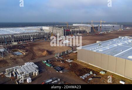 Grunheide, Deutschland. Dezember 2020. Die Baustelle Tesla Gigafactory (Luftaufnahme mit Drohne). Ab Juli 2021 sollen im Werk maximal 500,000 Fahrzeuge pro Jahr vom Fließband Rollen - und nach den Plänen des Automobilherstellers soll das Maximum so schnell wie möglich erreicht werden. Der US-amerikanische Elektroauto-Hersteller erwartet, dass sein geplantes erstes Werk in Europa bis zu 10,500 Mitarbeiter im Schichtbetrieb beschäftigt. Foto: Patrick Pleul/dpa-Zentralbild/dpa Stockfoto