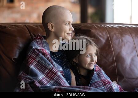 Nahaufnahme verträumte Mutter Krebspatientin und Tochter visualisieren Zukunft Stockfoto