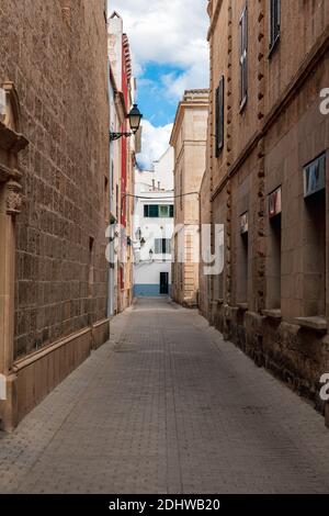 Schmale Straße in Ciutadella mit alten Häusern - Menorca, Spanien Stockfoto