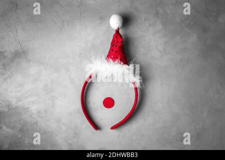 Weihnachten Hintergrund. Weihnachtsmann Hut mit Nase, kopieren Raum. Flat Lay Neujahr minimal Stockfoto