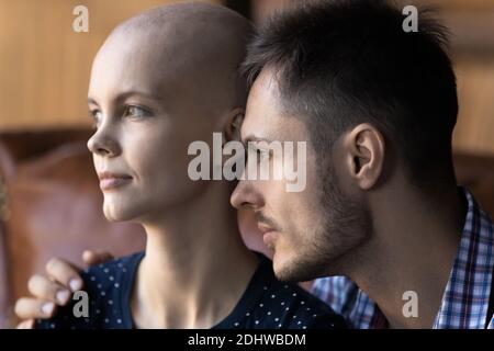 Nahaufnahme hoffnungsvoll krank haarlos Frau und Mann visualisieren Zukunft Stockfoto
