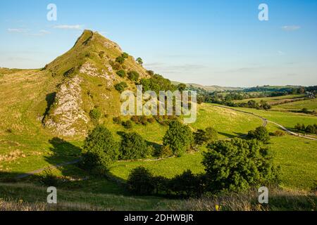 Blick vom Chrome Hill auf den markanten Gipfel des Parkhouse Hill im Derbyshire Peak District in Großbritannien Stockfoto