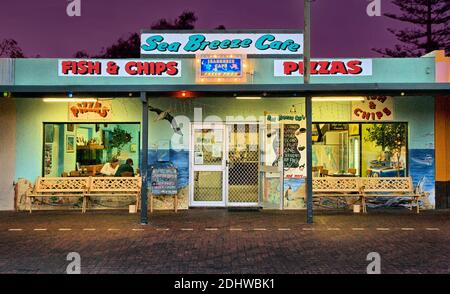 Sea Breeze Cafe in Western Australia in der Abenddämmerung Stockfoto