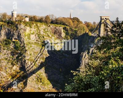 Die Clifton Suspension Bridge in Bristol UK wirft einen Schatten Auf St. Vincent's Rocks unterhalb des Observatoriums und der Giant's Cave Stockfoto