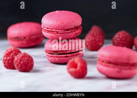 Himbeer-Makronen - berühmte Produkte der französischen Süßwaren Stockfoto