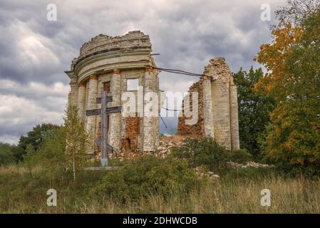 Ruinen der alten Dreifaltigkeitskirche im Dorf Pyataya Gora an einem bewölkten Septembertag. Leningrad, Russland Stockfoto