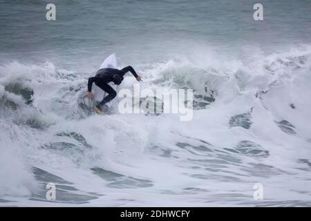 Bracklesham Bay, East Wittering. Dezember 2020. Große Brandung entlang der Südküste heute Morgen. Surfer reiten große Wellen in Bracklesham Bay, East Wittering, West Sussex. Kredit: james jagger/Alamy Live Nachrichten Stockfoto